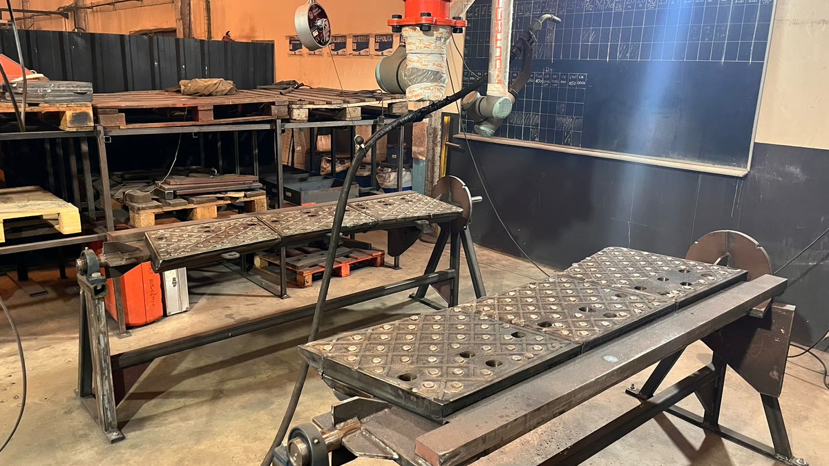 Robot de soldadura trabajando sobre una pieza antidesgaste en Hardox