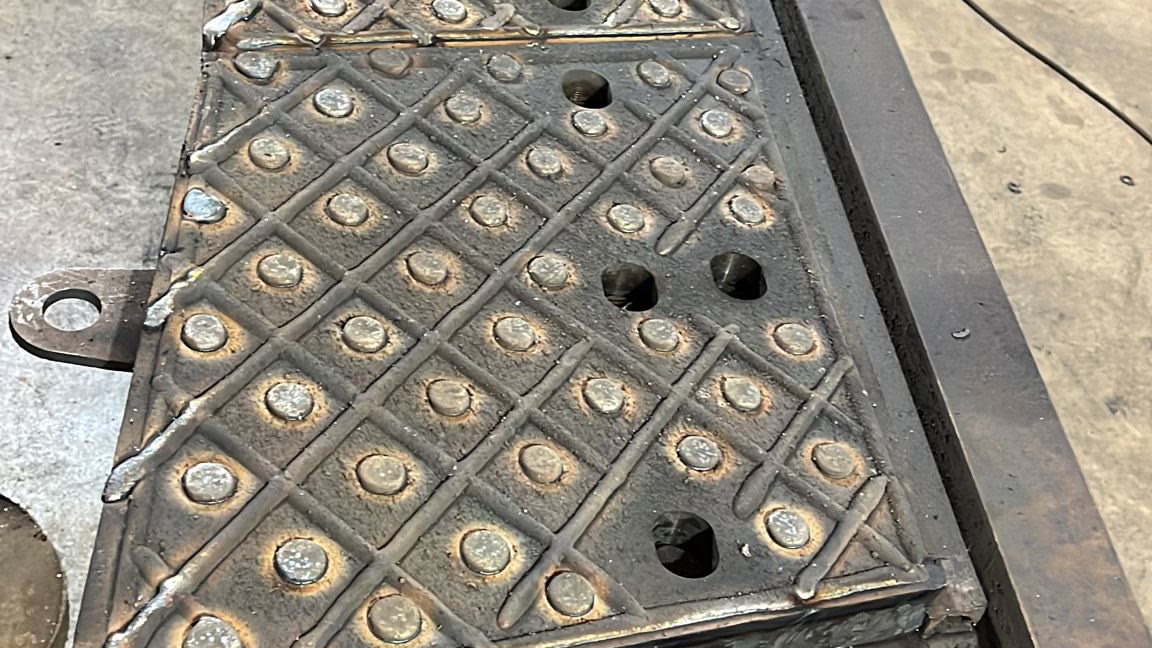Piezas antidesgaste en Hardox reci&eacute;n cortadas en el taller
