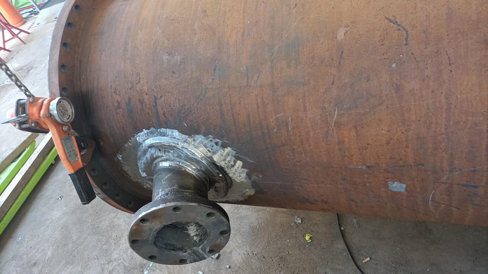 Virola cilíndrica con injerto de tubo y brida recién soldado