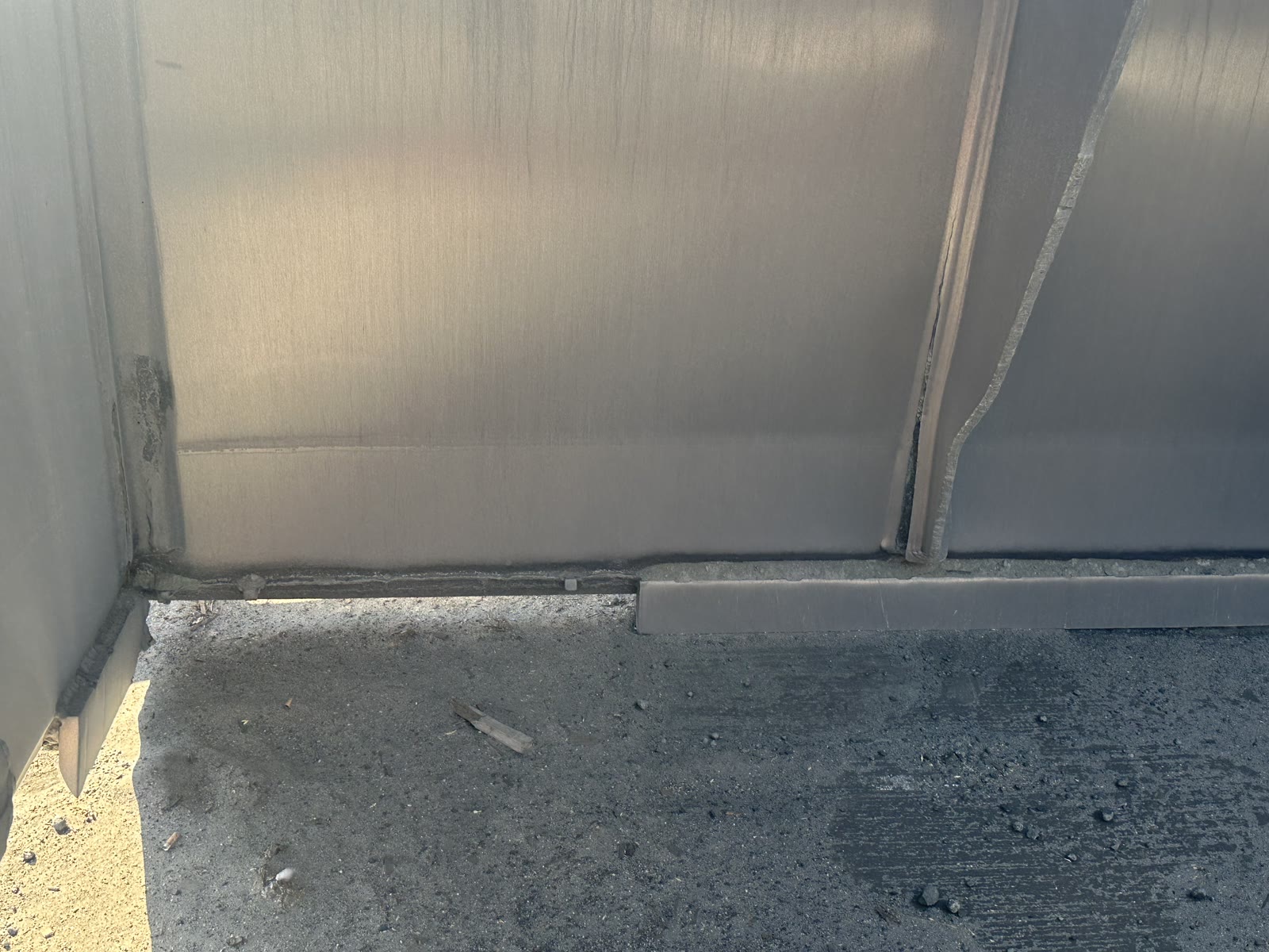 Detalle de una grieta en la estructura de una cuchara bivalva portuaria, antes de la reparación