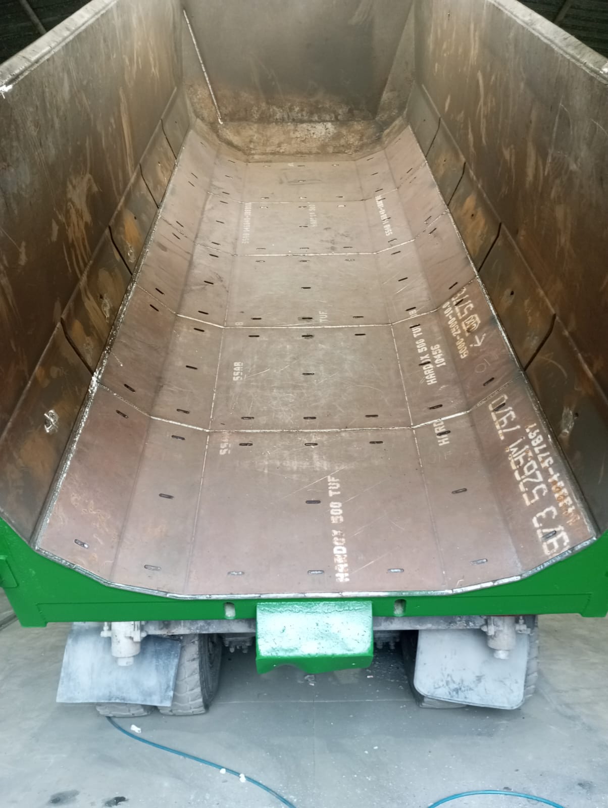 Caja de volquete minero con el forro de Hardox 500 TUF plegado y soldado ya montado, resultado final