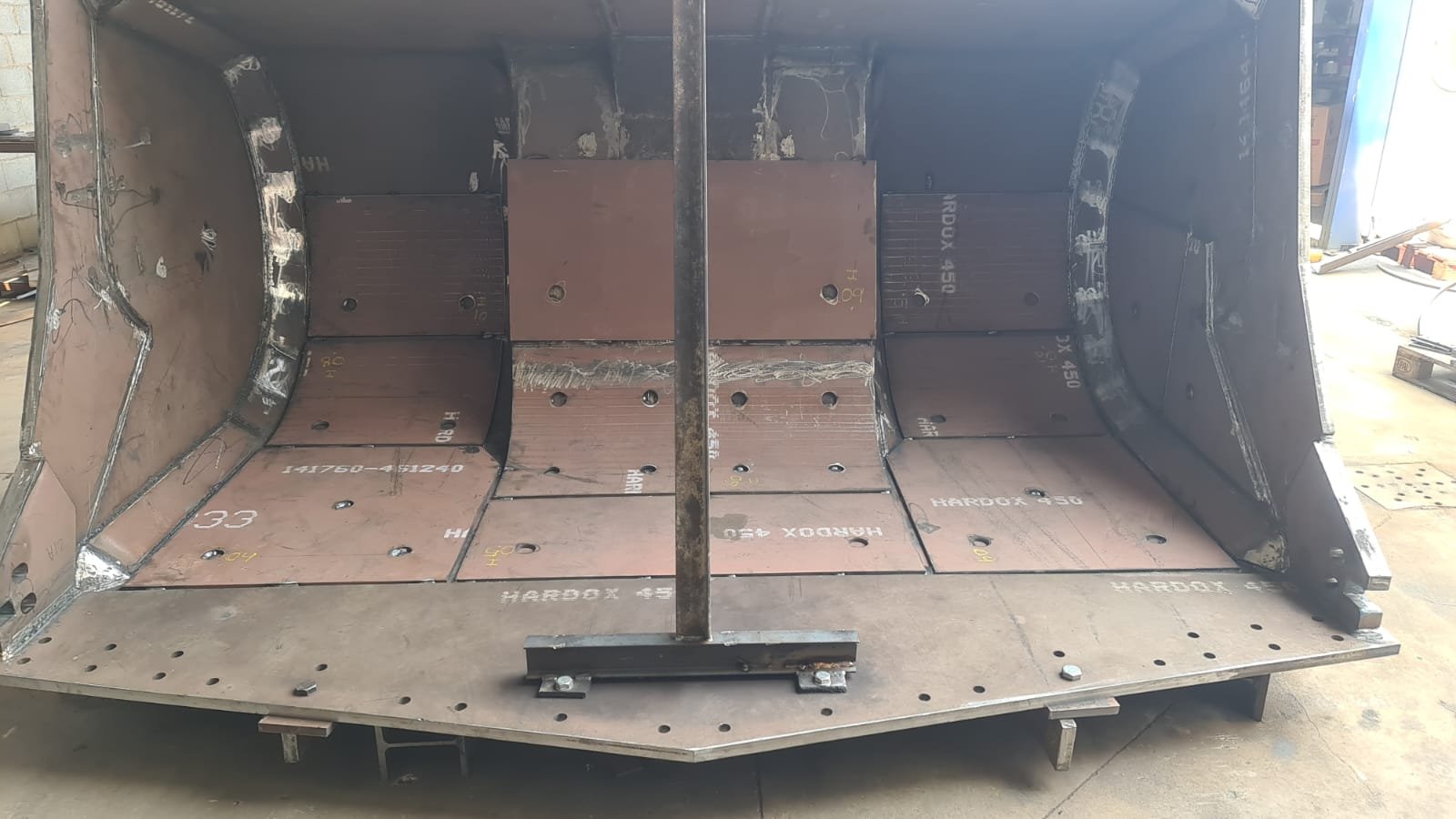 Interior de cazo con el forro completo y HARDOX 450 impreso y legible en cada placa
