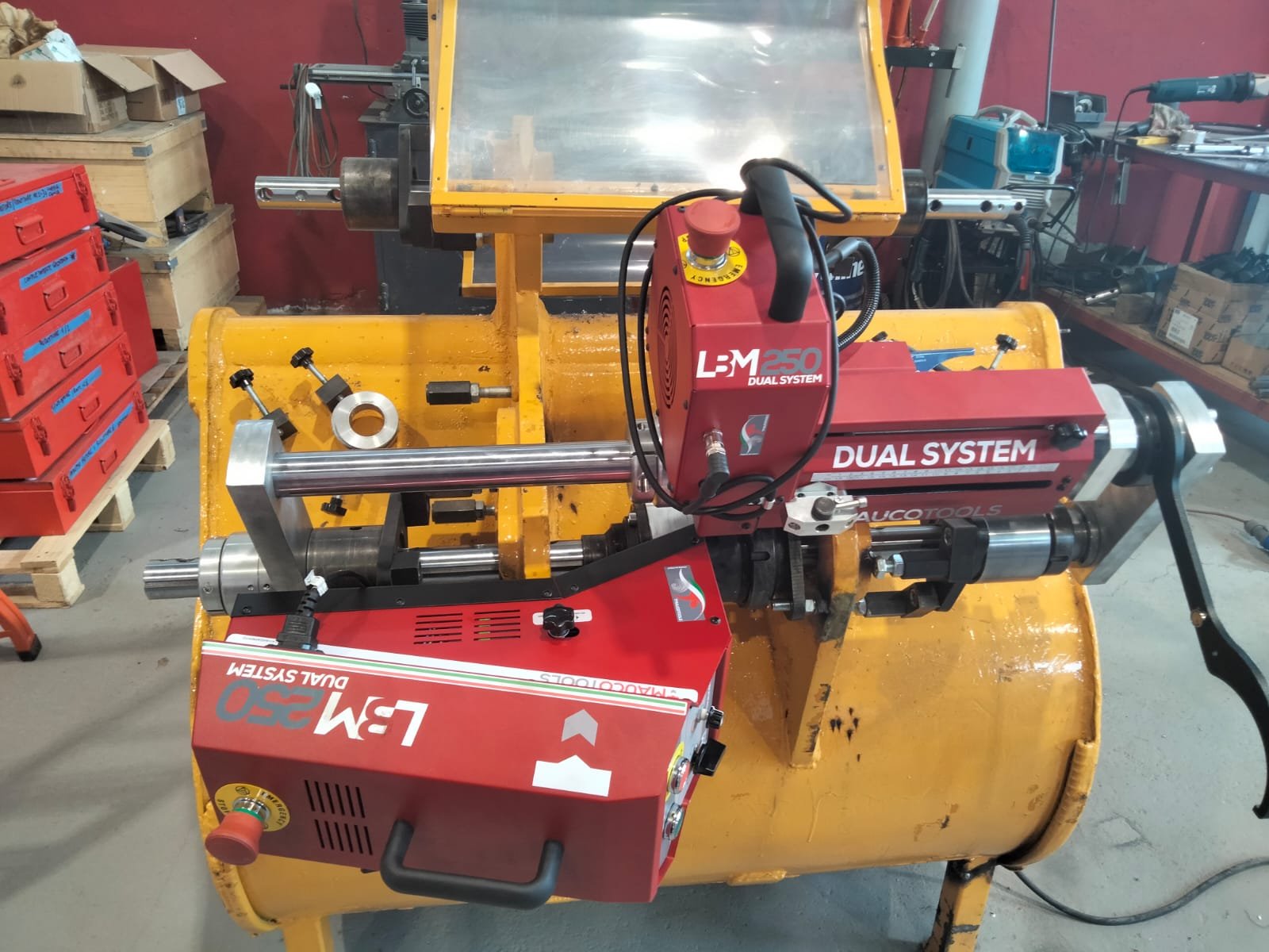 Equipo Maucotools LBM250 Dual System completo, montado sobre la pieza para mandrinar in situ