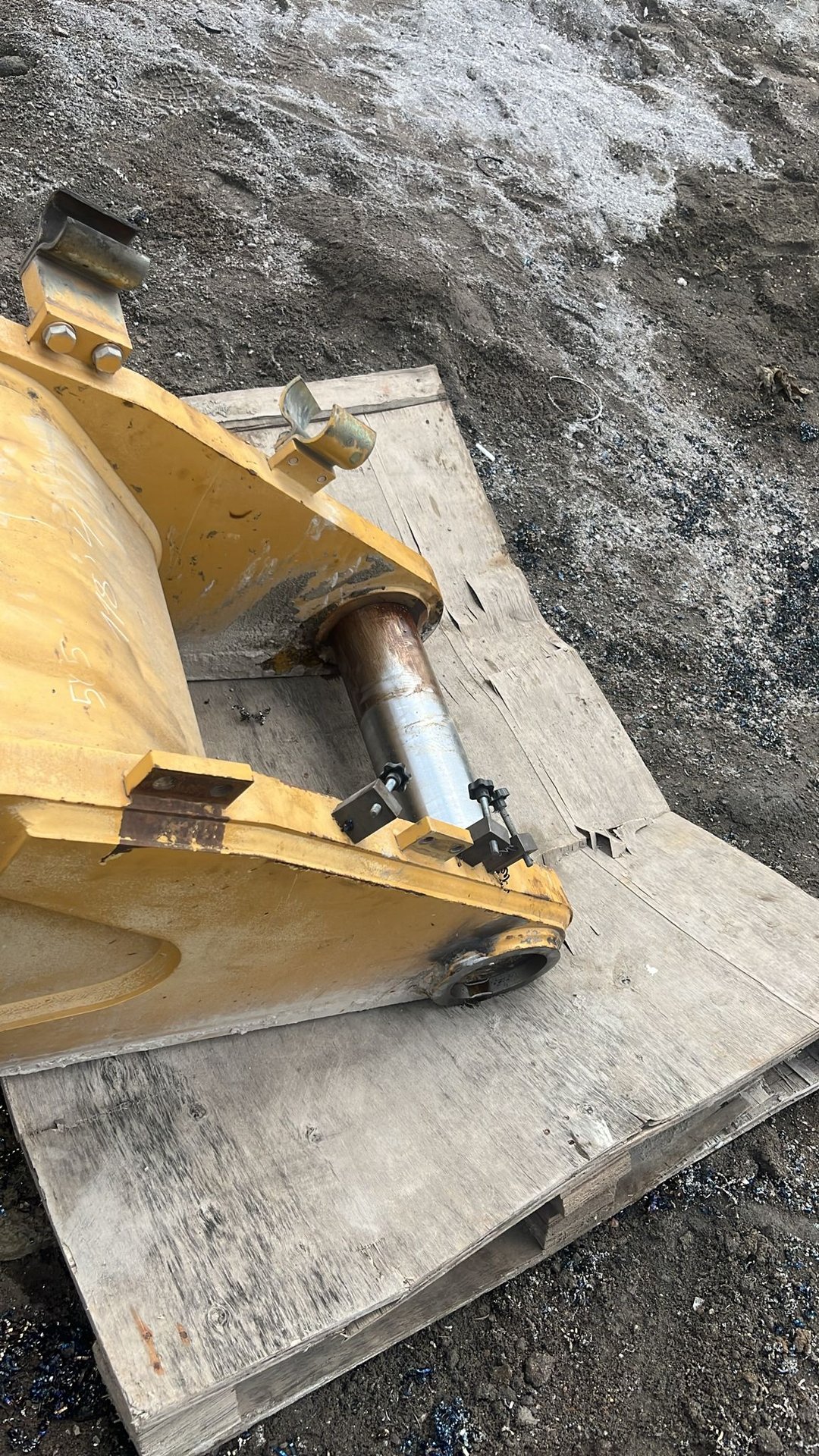 La barra de mandrinar pasada por el alojamiento de un brazo de bulldozer, en el exterior de la planta