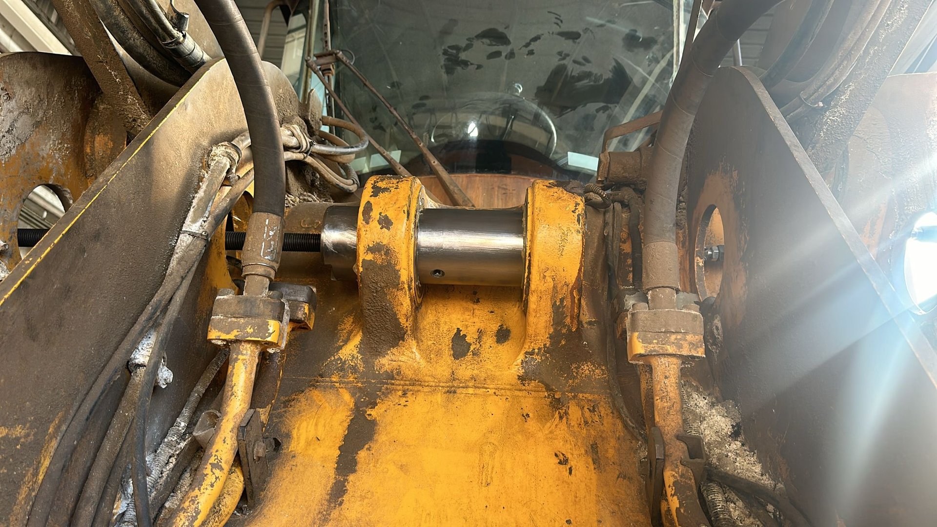 Bulón cromado nuevo montado en la articulación, con los extractores roscados aún puestos