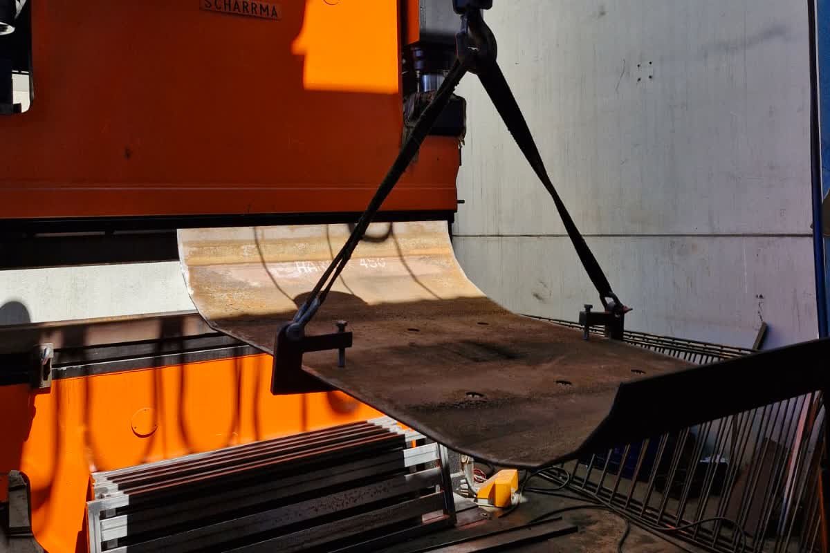 Nuestra prensa de 200 toneladas, con el pliegue de Hardox 450 ya hecho