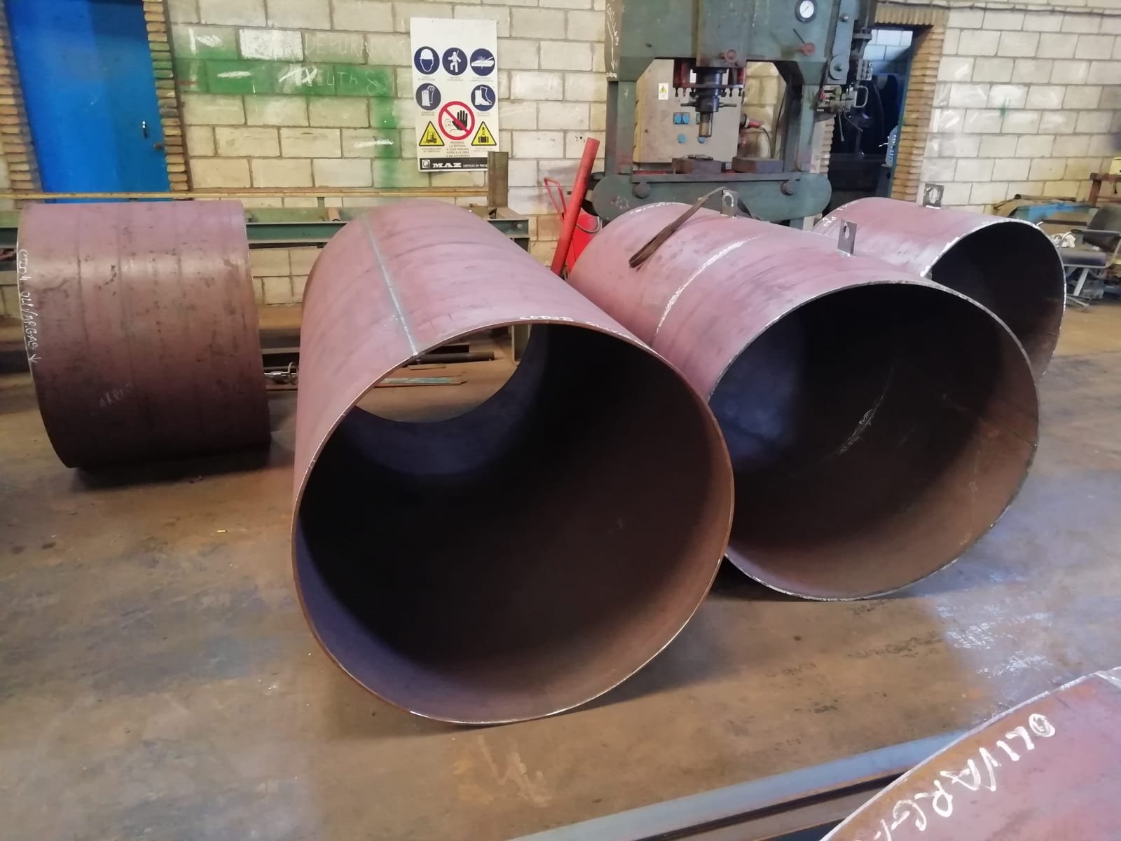 Virolas de gran diámetro calandradas y alineadas en la nave, marcadas a tiza OLIVARGAS