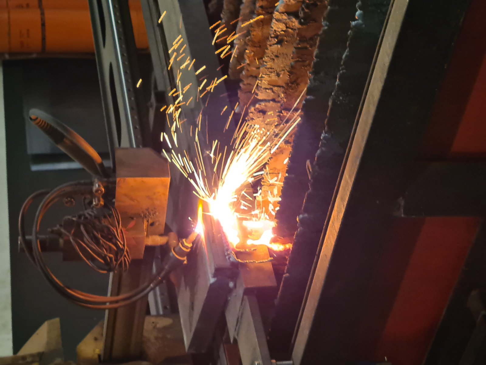 Oxicorte a quemarropa sobre Hardox 550 al rojo, chispas saltando