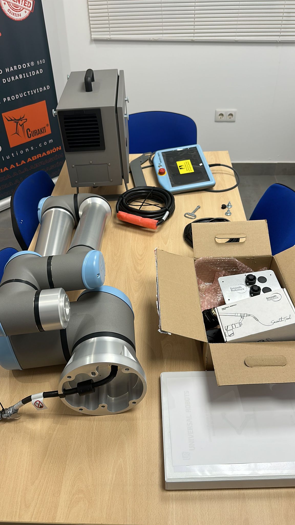 Desembalaje del cobot Universal Robots en las oficinas de Indutech, septiembre de 2023